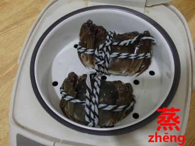 炊飯ジャーに入った上海蟹