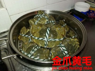 蒸される前の上海蟹