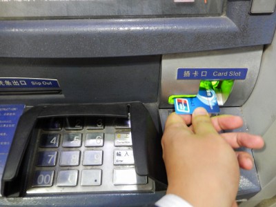 中国工商銀行ATMにカードを差し込む