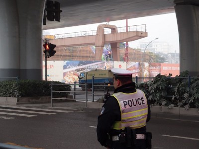 警官と上海のエヴァンゲリオン初号機