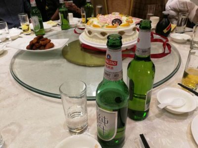 中国忘年会と白酒のグラス