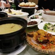 中国忘年会、積まれた料理