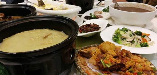 中国忘年会、積まれた料理