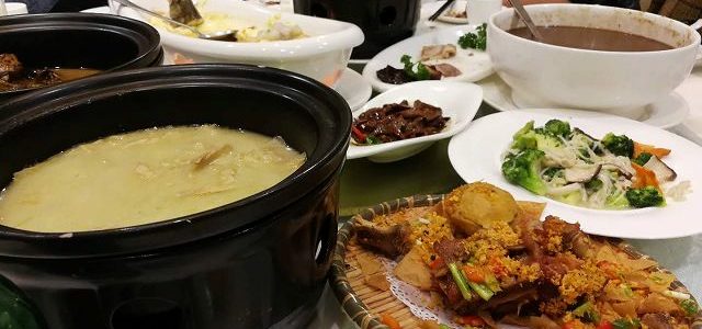 中国忘年会、積まれた料理