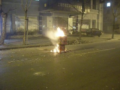 中国春節上がる花火のカス