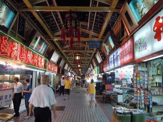 華西街観光夜市の内部