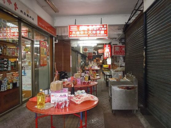 台湾台中の鬼月の飾りテーブル