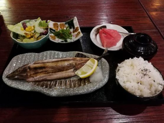 中国の秋刀魚の塩焼き定食