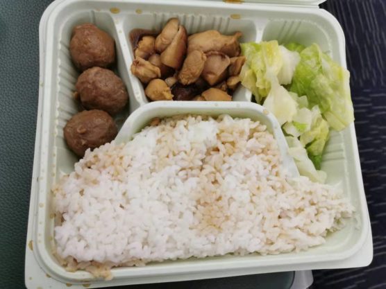 空港フライト遅延で配給されたお弁当